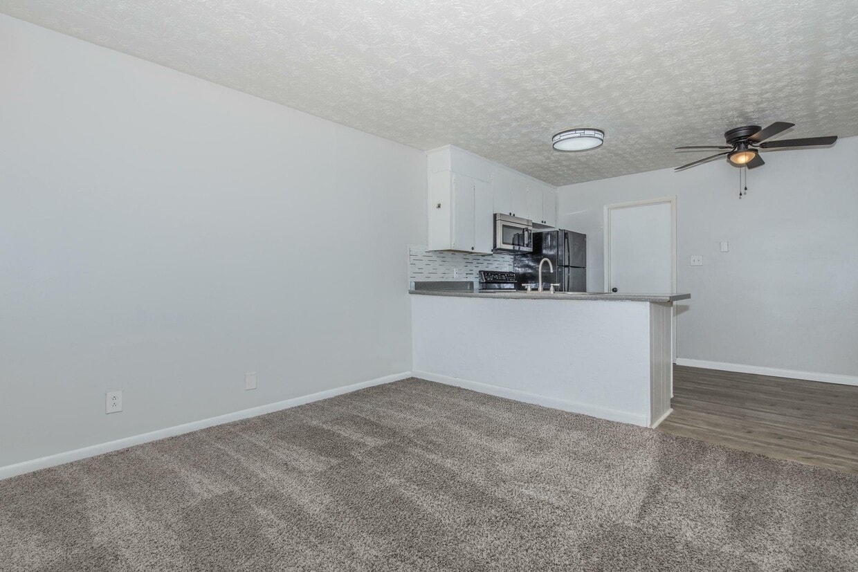 Primary Photo - Twin Pines Apartments