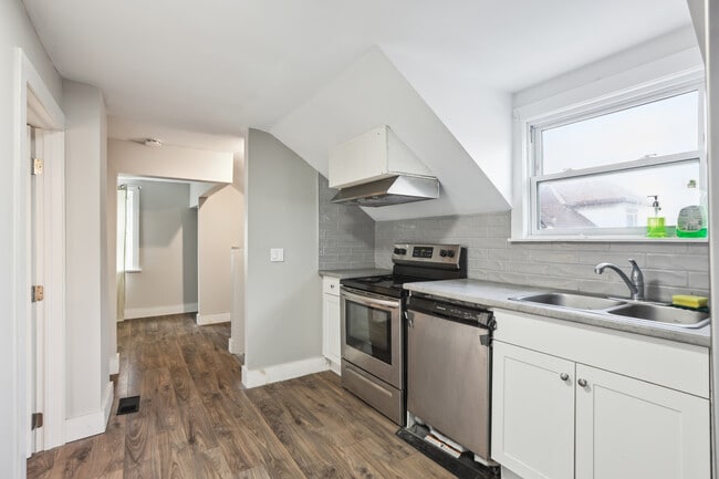 Photo du bâtiment - Bright 1 Bedroom Upper-Level Unit – All Ut...