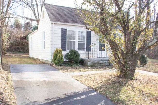 Foto del edificio - 2 BR/2BA | Newly Renovated Single Family Home | Additional Storage| In North Knoxville!