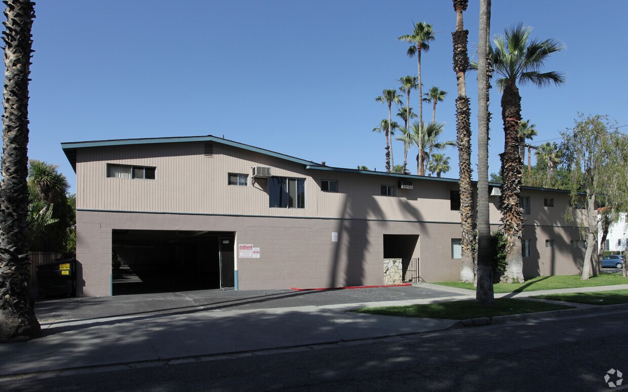 Building Photo - 3851 Cedar Ave