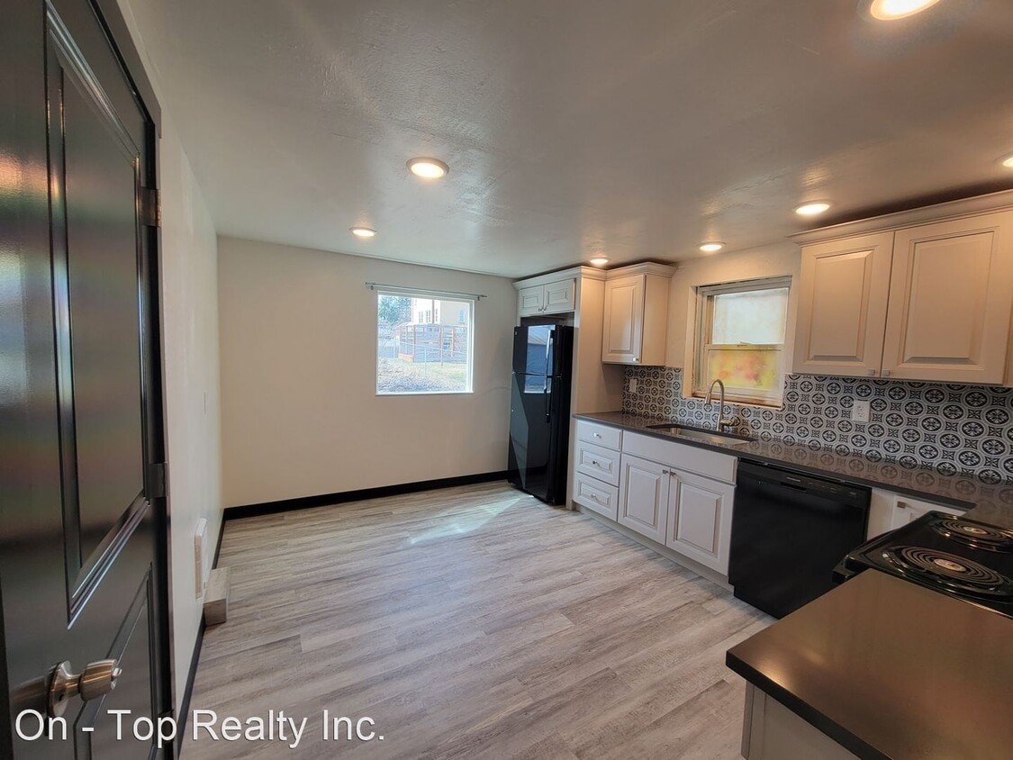 Primary Photo - 3 br, 2 bath House - 437 S. Warren Ave.