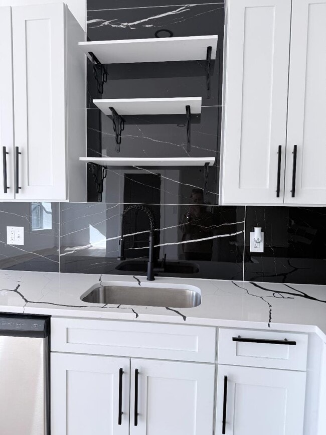 Building Photo - 828 E Main St