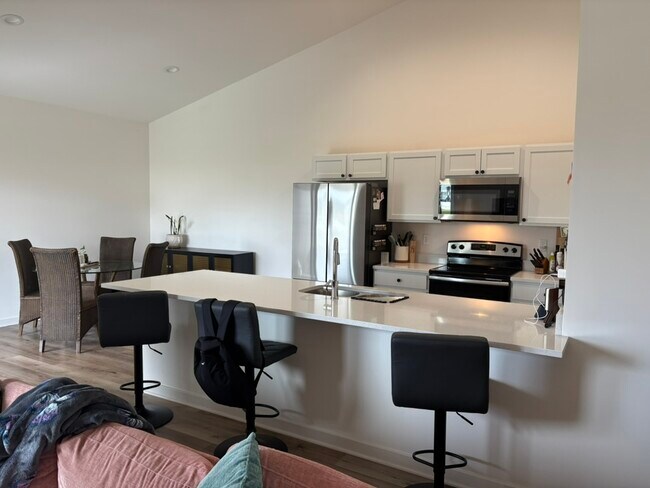 Building Photo - 5290 N Pinecrest Ct