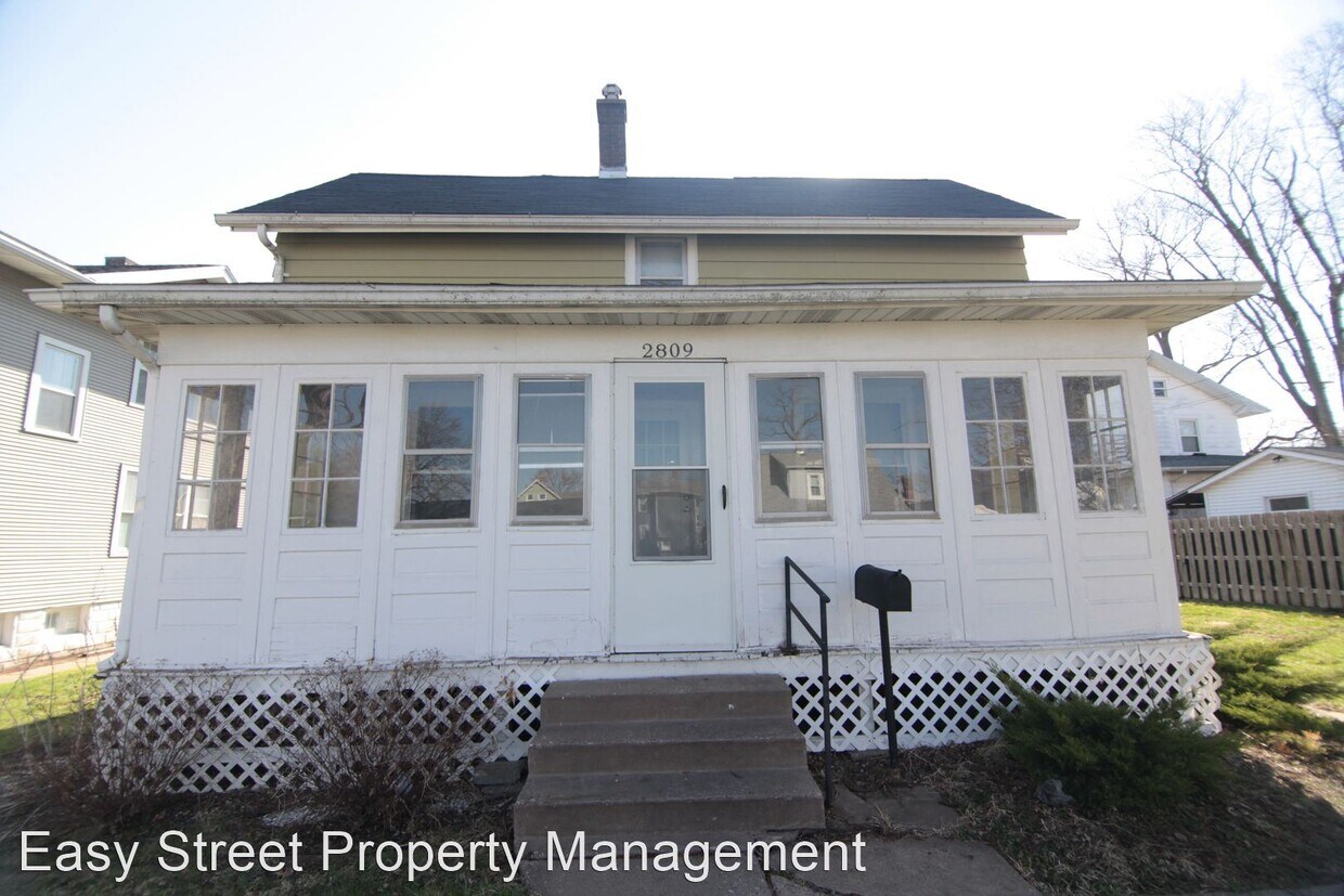 3 br, 2 bath House 2809 N Main St House Rental in Davenport, IA