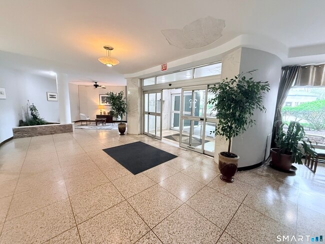 Building Photo - 71 Strawberry Hill Ave