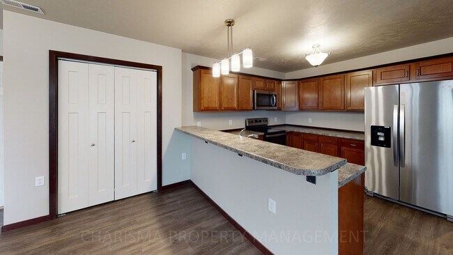 Foto del edificio - 2 BEDROOM, 1 BATH TOWN HOME, INDIVIDUAL ENTRANCE, ATTACHED GARAGE, PET FRIENDLY, NEWER DEVELOPMENT