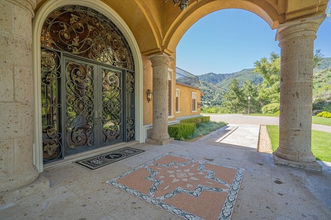Building Photo - Private 5 Bedroom Estate for Rent in Santa...