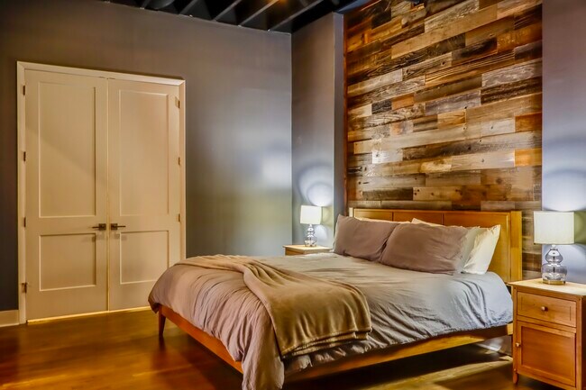 Foto del edificio - FURNISHED LUXURY LOFT (SHORT TERM / INSURANCE)