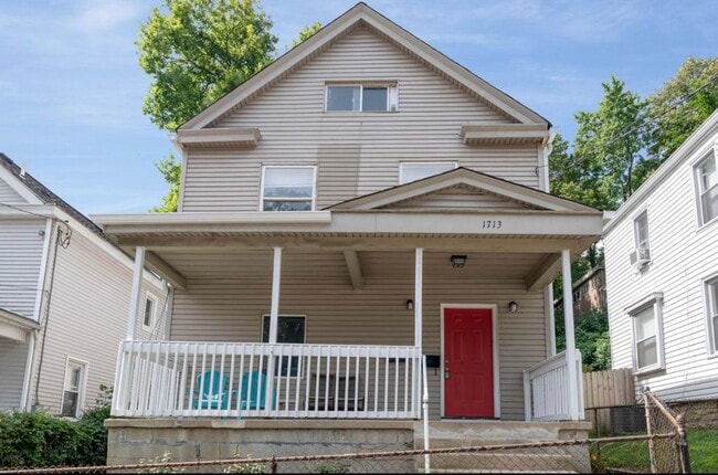 E. WALNUT HILLS - Cute 2 bed in upper of 2 family - E. WALNUT HILLS - Cute 2 bed in upper of 2 family Apartment