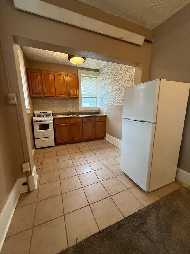 Building Photo - Clean Studio Apartment