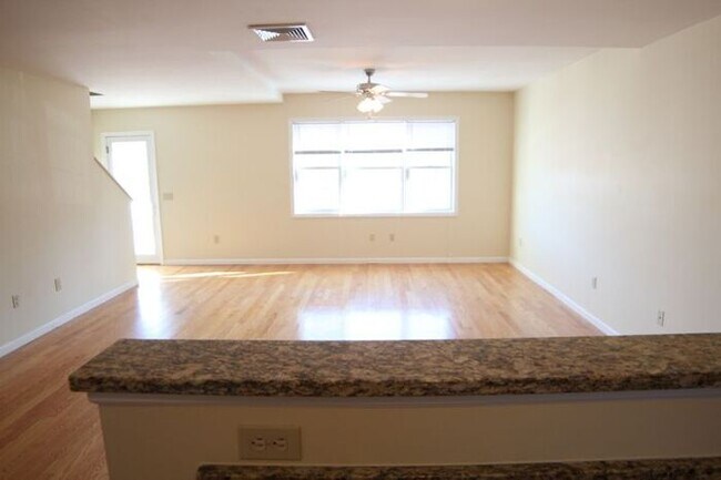 Foto del edificio - 105 Riverview Ln
