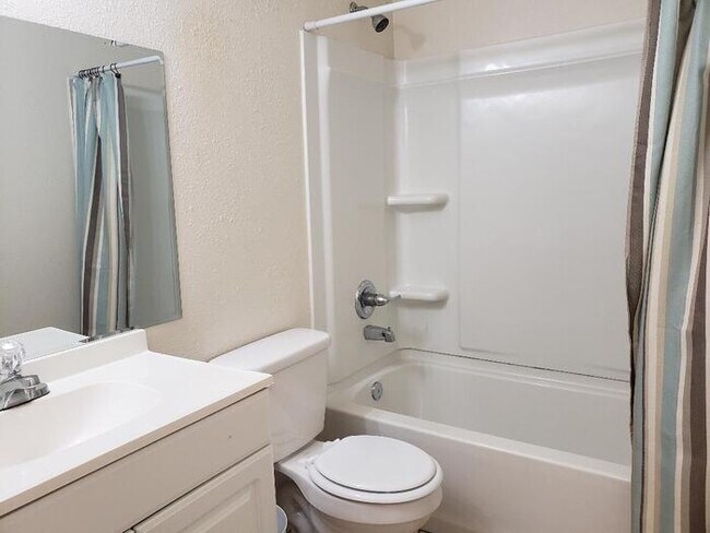 Building Photo - Two Bedroom Duplex In NE Ocala