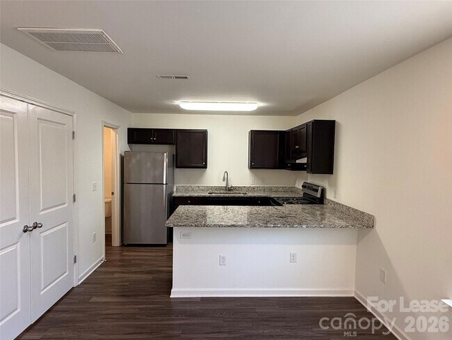 Foto del edificio - 2025 Oakdale Rd