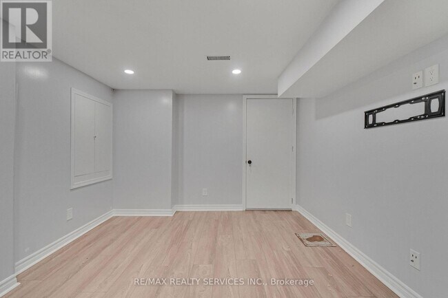 Building Photo - 28 Manzanita Cres