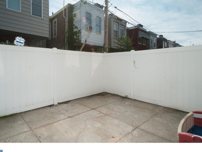 Quiet fenced in backyard - 2508 E Lehigh Ave