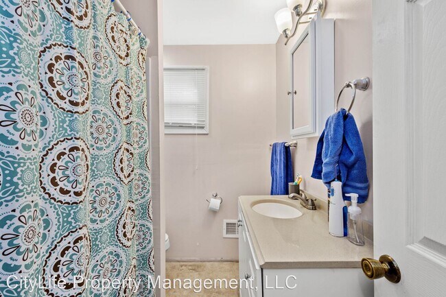 Foto del edificio - 3 br, 1 bath House - 250 Maple Avenue