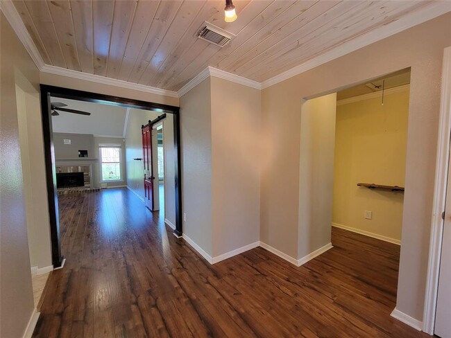 Building Photo - 5301 Spring Cir Dr