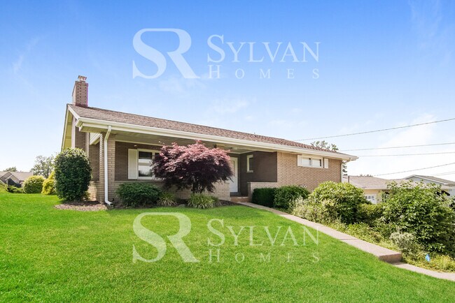 Building Photo - Feel welcome and comfortable in this lovel...