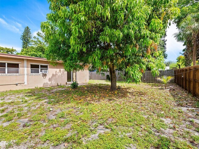 Building Photo - 920 SW 50th Ave
