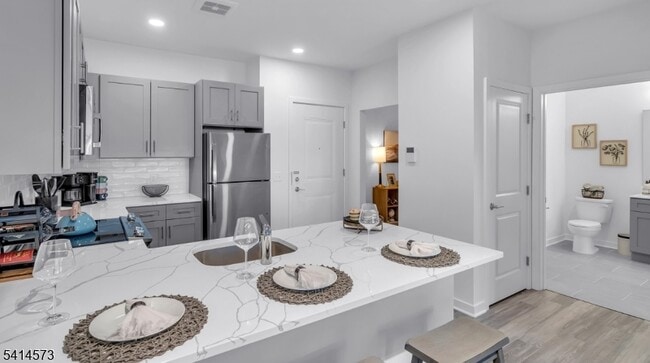 Building Photo - 47 Kossuth St