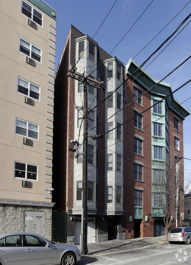 Building Photo - 528 Madison St