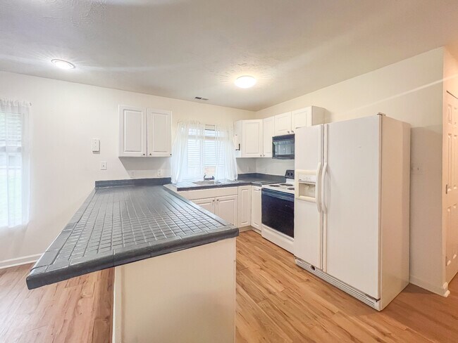 Foto del edificio - 34 Fox Hill Dr