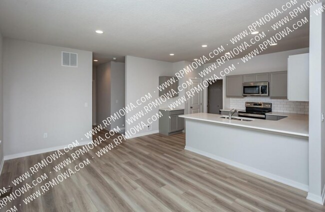 Building Photo - CHARMING TOWNHOME! 3 Bedrooms and 3 Bathro...