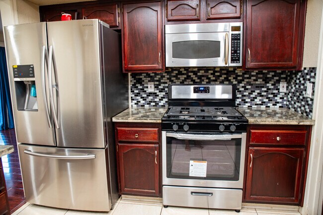Building Photo - 675 Folsom Cir