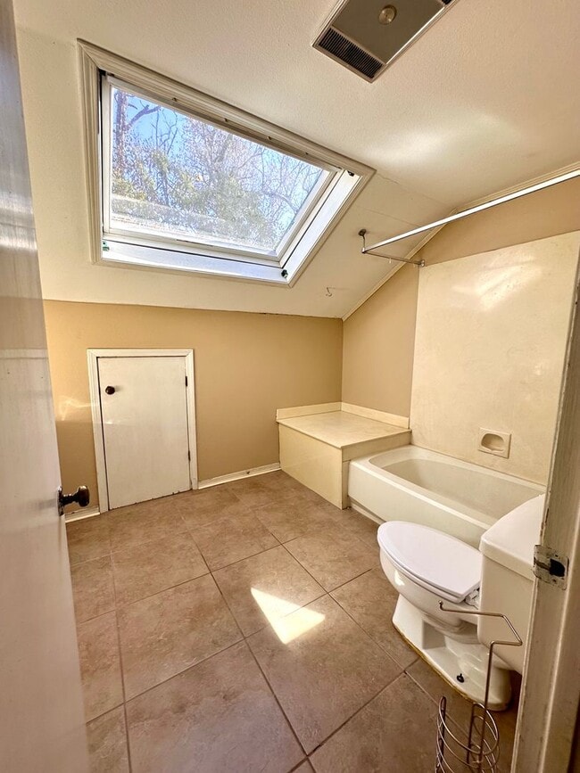 Building Photo - 3BR 2BA LSU Area
