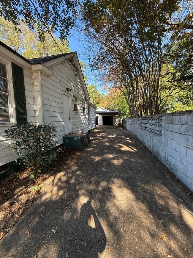 Building Photo - ** 3 bed 2 bath located in Capital Heights...