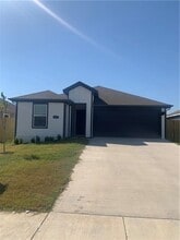 Building Photo - 207 NW Bellflower St