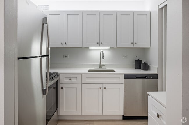1BR, 1BA - 792SF - Kitchen - Columbus Plaza Apartments
