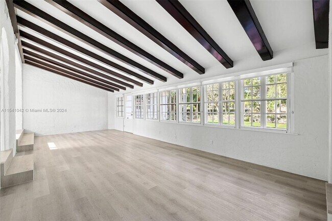 Building Photo - 1224 Country Club Prado