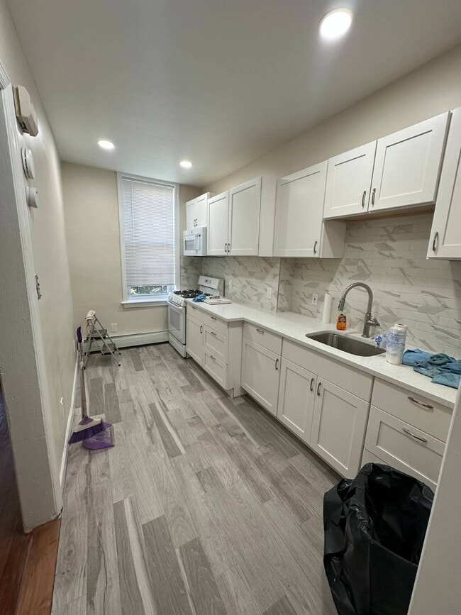 Foto del edificio - 66-13 60th Ln