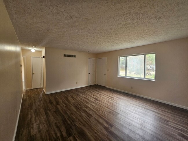 Building Photo - Ravenna 2 Bedroom 1 Bath Duplex