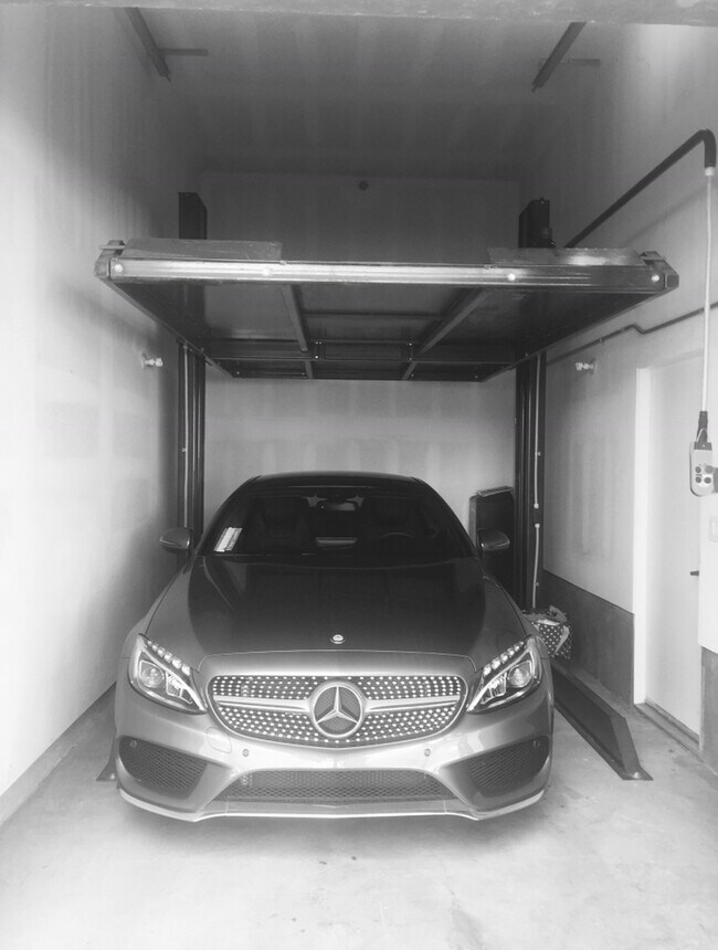 Garage with hydraulic car lift. Use the top for a 2nd full sized car or for storage - 969 Sigsbee St