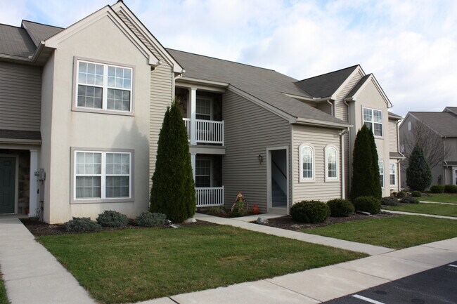 Building Photo - 2121 Shady Oak Dr