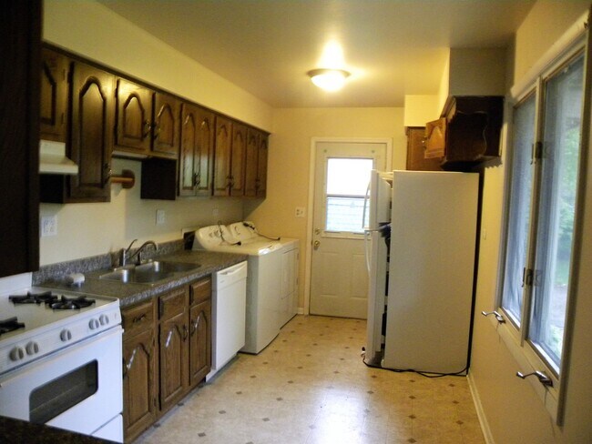 Building Photo - 73 Hickory Dr