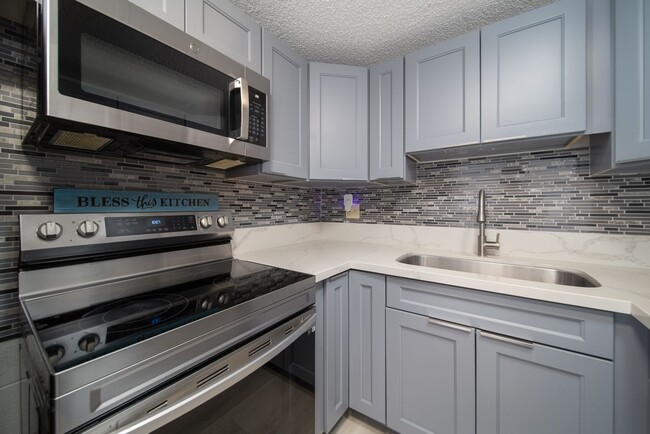 Foto del edificio - Upgraded Condo w/ Assigned Parking Near H1...