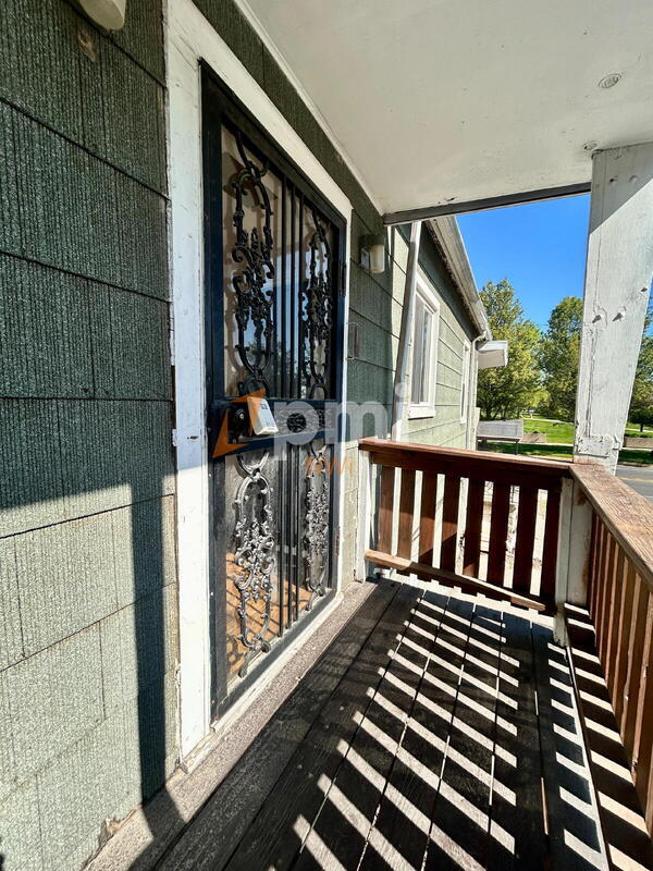 Foto del edificio - 240 Douglas St 1st Floor Front