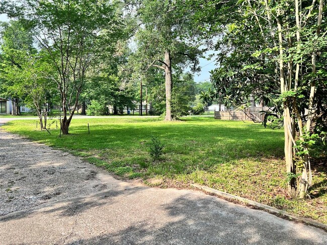 Building Photo - 9157 White Oak Dr