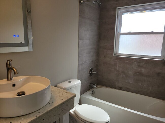 Foto del edificio - 1231 Laidlaw Ave