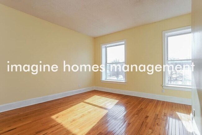 Building Photo - Recently Updated First Floor Unit in St. L...
