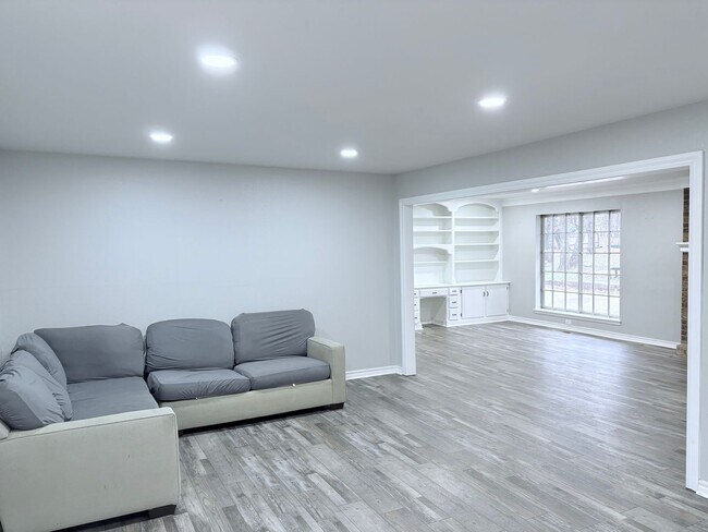 Foto del edificio - 8520 E Covell Rd