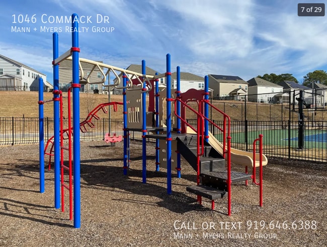 Foto del edificio - 1046 Commack Dr