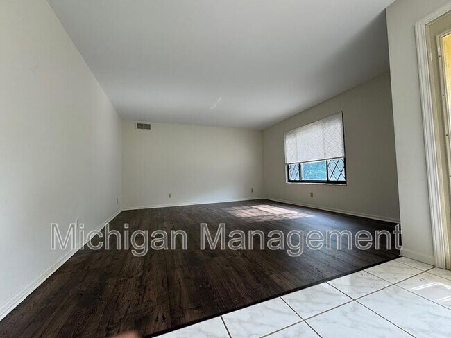 Foto del edificio - 40250 Pinetree Dr