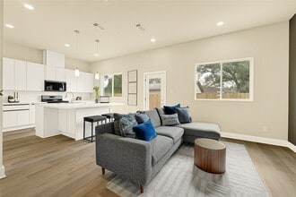 Building Photo - 704 Savonna