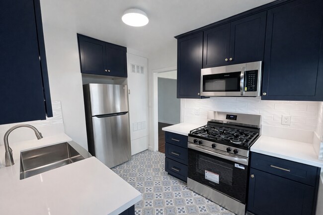 Foto del edificio - Remodeled 2BR in NoHo – Brand New Kitchen, 2 Parking Spaces, Walk to NoHo West Mall