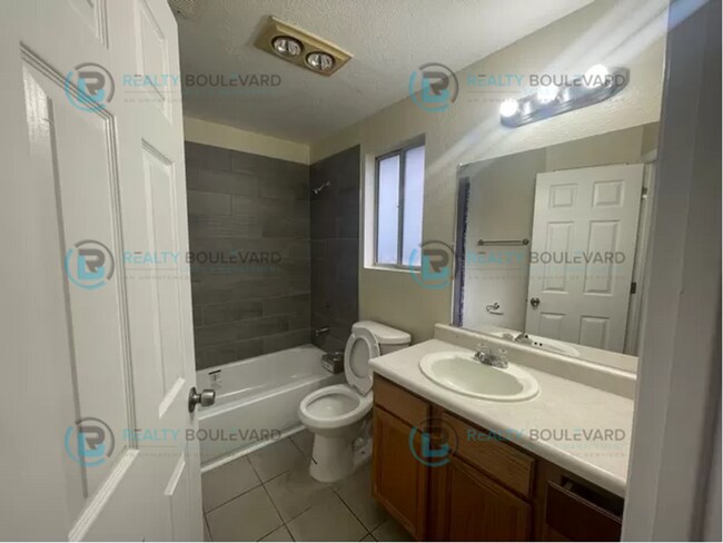Building Photo - Enter a cozy one-bedroom, one-bath apartme...