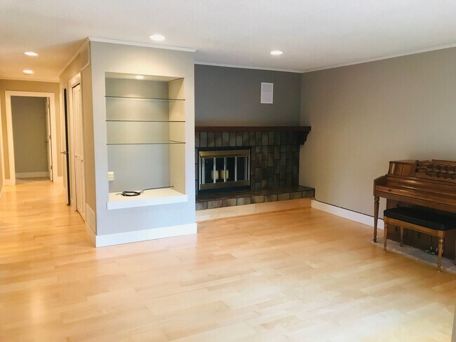 Foto del edificio - Updated 2 bed 2 bath Plus Office Condo.  6...